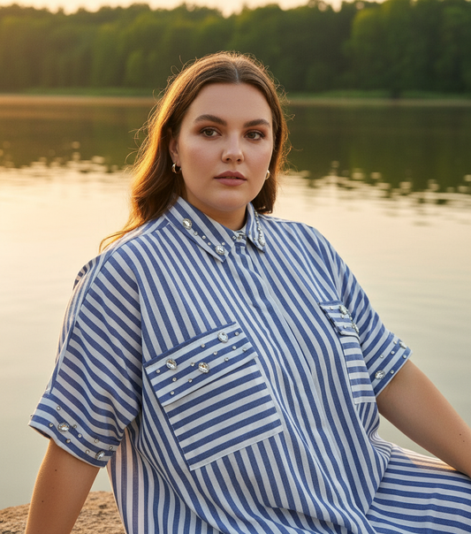 Λεπτομέρεια ριγέ πουκάμισου plus size με μεταλλικές διακοσμήσεις και κομψό σχεδιασμό - Εικόνα 1